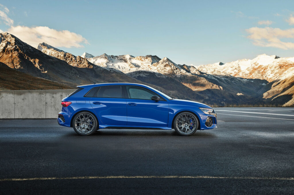 El nuevo Audi RS 3 Performance Edition es el primer compacto deportivo que alcanza los 300 km/h