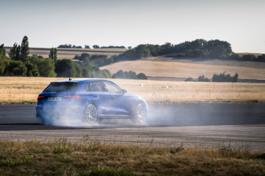 El nuevo Audi RS 3 Performance Edition es el primer compacto deportivo que alcanza los 300 km/h