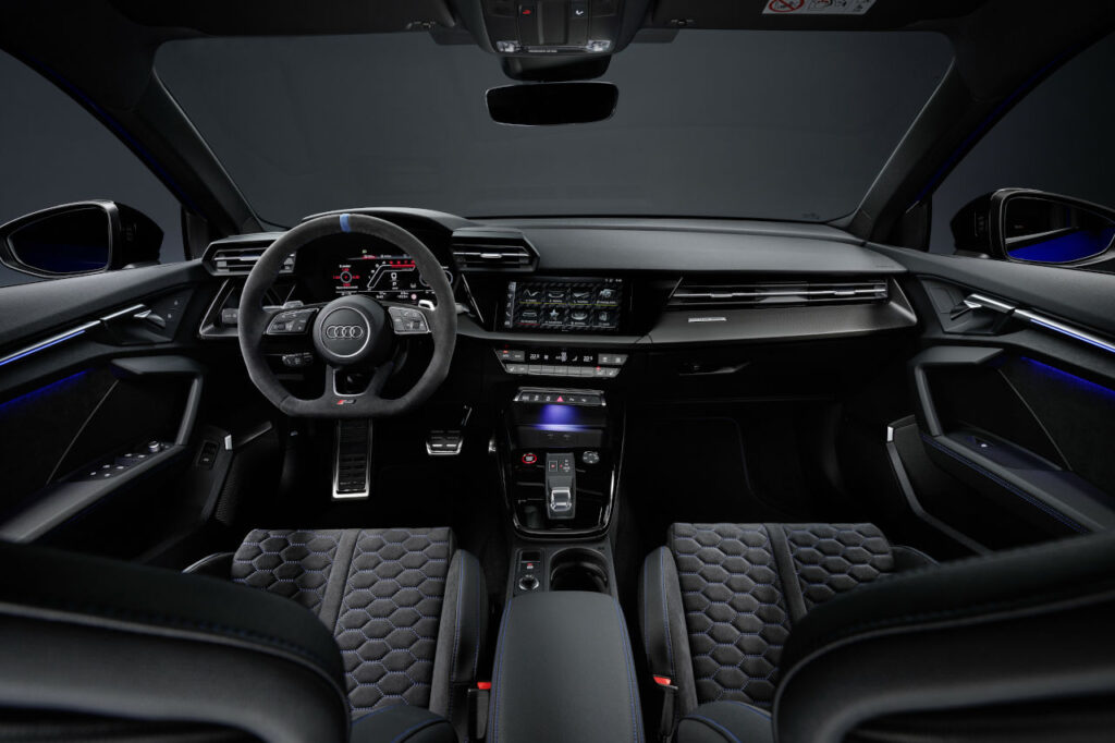 El nuevo Audi RS 3 Performance Edition es el primer compacto deportivo que alcanza los 300 km/h